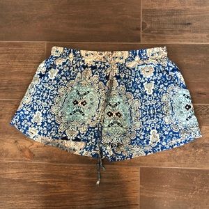 Patterned blue flowy shorts